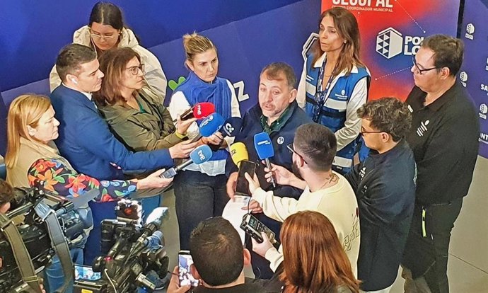 El alcalde de Santa Cruz de Tenerife, José Manuel Bermúdez, atiende a los medios de comunicación para dar un balance del paso de la borrasca 'Therese' por el municipio