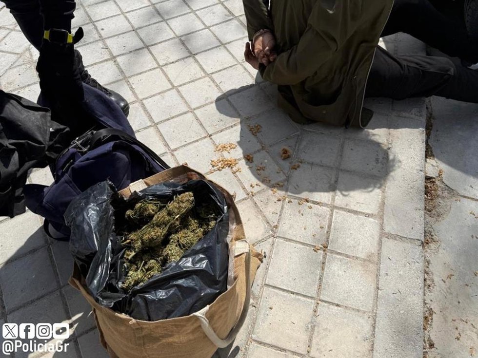El joven ha sido detenido tras huir de los agentes, y se le han intervenido más de 1,5 kilos de marihuana.