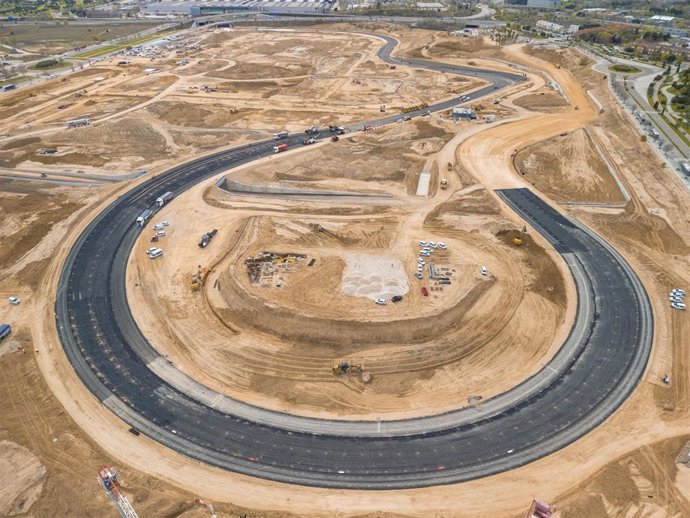 Asfaltado de la curva peraltada 'La Monumental' del circuito de Madring.