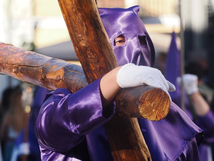 Archivo - Un cofrade con túnica morada porta una cruz de madrea durante la procesión de la Cofradía del Descendimiento y Santo Cristo de la Buena Muerte, a 6 de abril de 2023, en Valladolid, Castilla y León (España). 