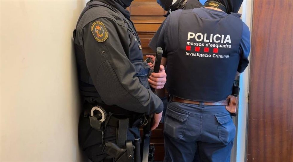 Efectivos de los Mossos d'Esquadra en el dispositivo policial activado este martes contra una red de tráfico de drogas internacional