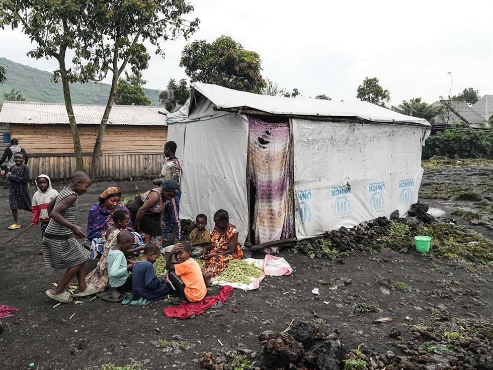 Archivo - Un grupo de personas en un campamento de desplazados en Goma, en el este de República Democrática del Congo (RDC), en una fotografía de archivo