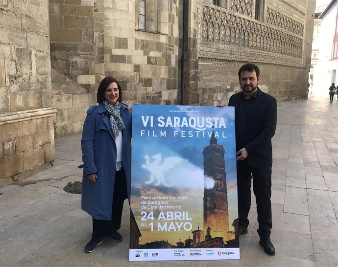 La consejera municipal de Cultura del Ayuntamiento de Zaragoza, Sara Fernández, y el director del Saraqusta Film Festival, José Ángel Delgado, presentan el evento con el cartel anunciador