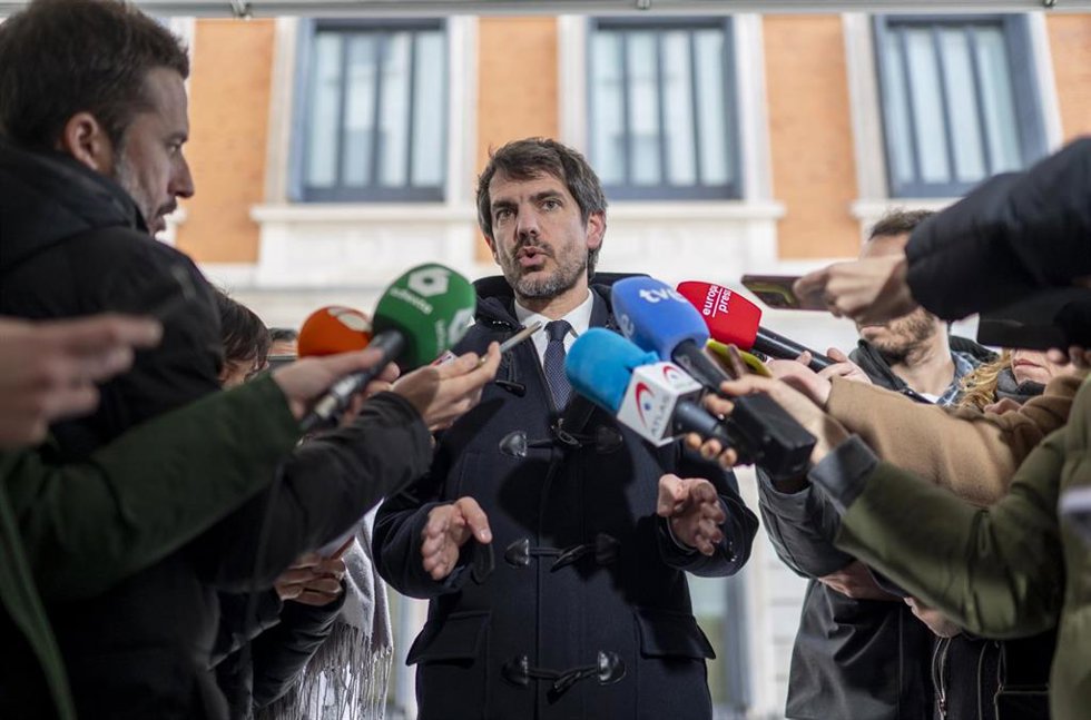 Archivo - El ministro de Cultura, Ernest Urtasun, ofrece declaraciones a los medios, en el Congreso de los Diputados, a 28 de enero de 2025, en Madrid (España). 