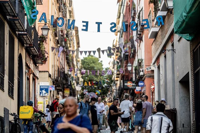 Archivo - VIII edición del evento artístico-hedonístico ‘Bolardo voy, Bolardo vengo’, a 10 de agosto de 2025, en Madrid (España).