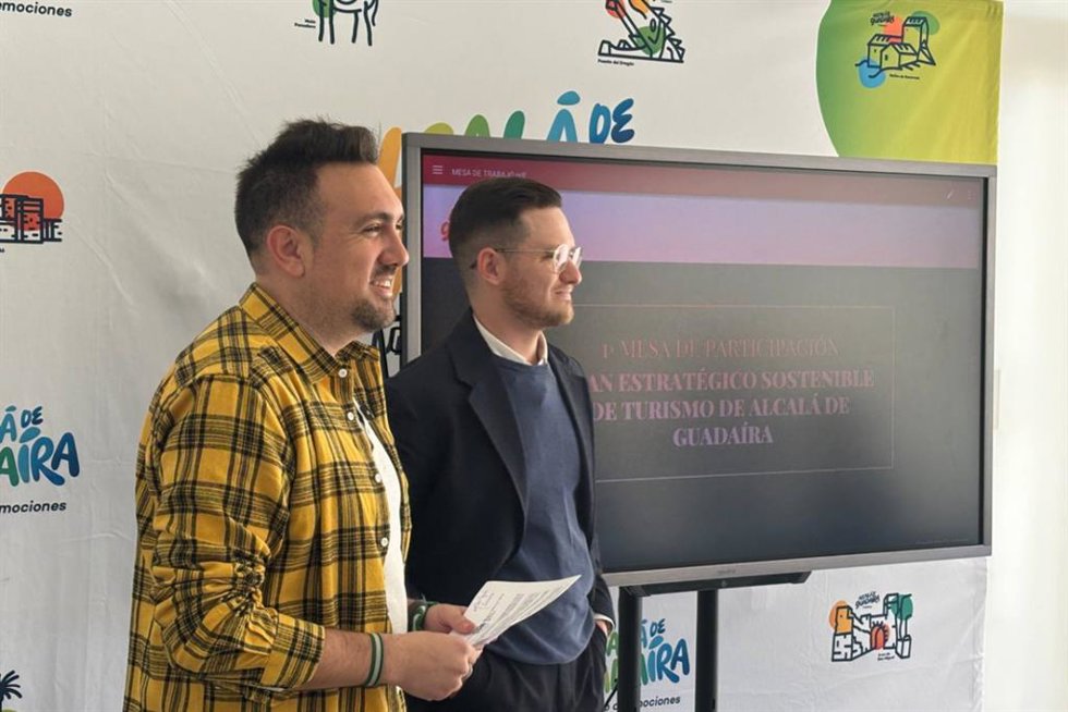 El delegado de Turismo, en primer término, en la reunión con el sector turístico.