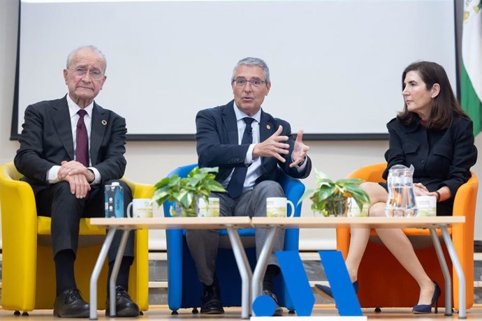 La consejera de Empleo, Empresa y Trabajo Autónomo, Rocío Blanco, (d) el presidente de la Diputación de Málaga, Francisco Salado, (c)  y el alcalde de Málaga, Francisco de la Torre (i).