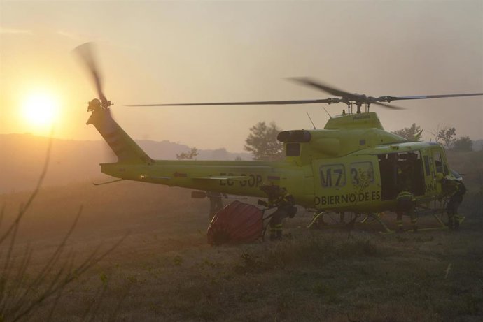 Archivo - Bomberos preparan el helicóptero para extinguir el incendio, a 2 de agosto de 2025, en Vilardevós, Ourense, Galicia (España). El incendio declarado este sábado, 2 de agosto, en el municipio ourensano de Vilardevós continúa activo y ha calcinado 