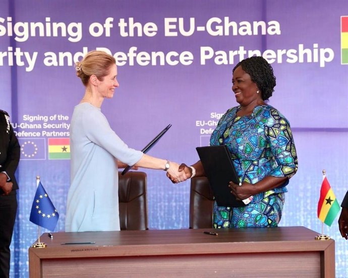 La Alta Representante de la Unión Europea para Política Exterior, Kaja Kallas, estrecha la mano de la vicepresidenta de Ghana, Opoku-Agyemang, en Accra (Ghana)