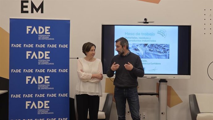 El concejal de Desarrollo Urbano y Económico, Manuel Campa, y de la directora de Desarrollo Empresarial de FADE, Leticia Bilbao.