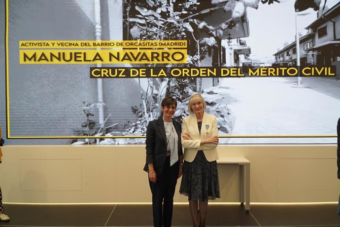 Isabel Rodríguez entrega la Cruz de la Orden del Mérito Civil a Manuela Navarro.