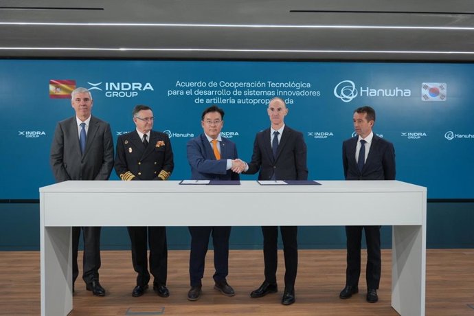 Firma del acuerdo entre Indra y Hanwha, el martes, 24 de marzo de 2026.