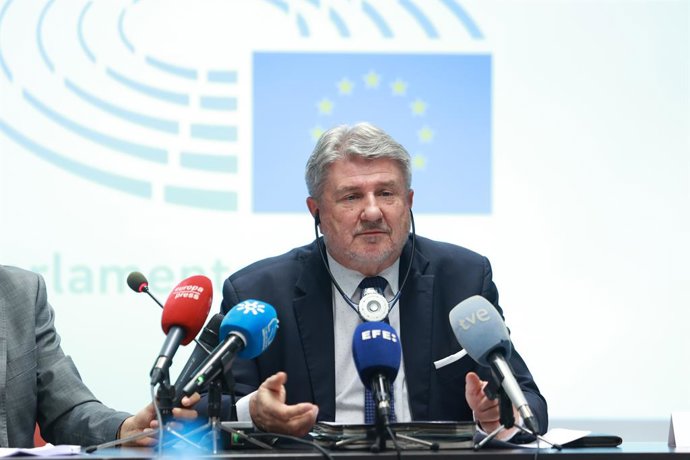 Archivo - El presidente de la delegación de la Comisión de Peticiones del Parlamento Europeo, Bogdan Rzonca, atiende a los medios de comunicación. A 28 de mayo de 2025, en Sevilla (Andalucía, España). 
