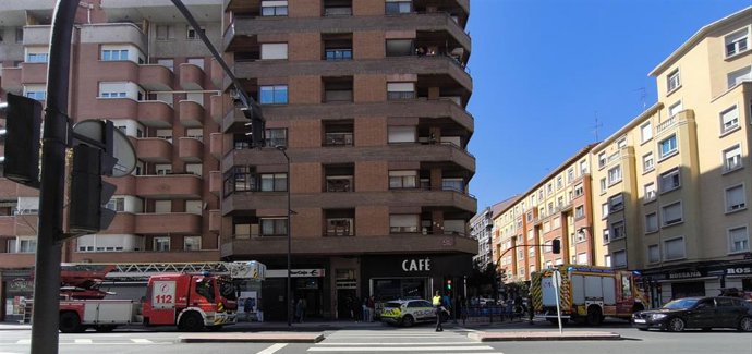 Bomberos trabajan en la extinción de un incendio en una vivienda de Vara de Rey en Logroño