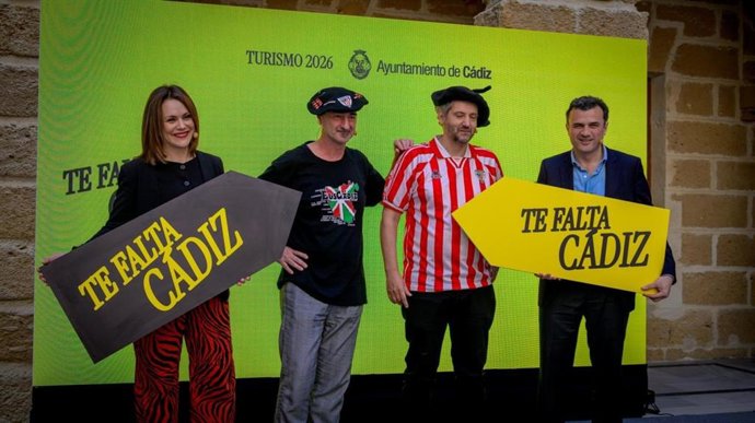 El alcalde de Cádiz, Bruno García, y la teniente de alcalde delegada de Turismo, Beatriz Gandullo, junto al romancero gaditano 'Camina o revienta', de Kiko Butrón y Txapela, en la presentación de la campaña turística para 2026