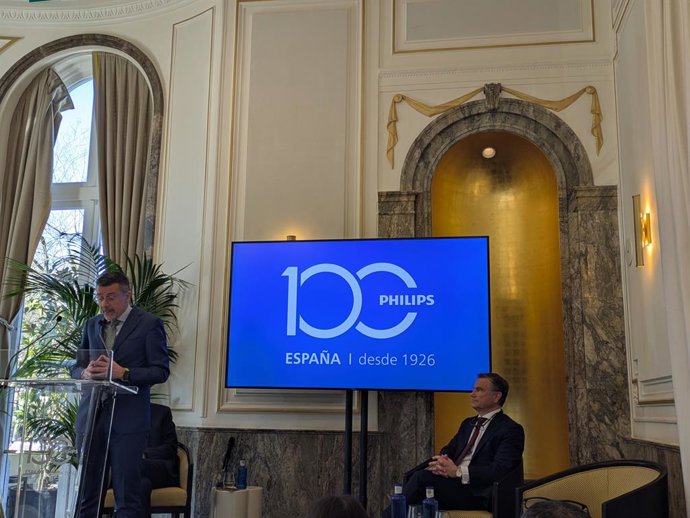 Da esquerda para a direita: o diretor-geral da Philips Ibérica, Miguel de Foronda, e o presidente da Philips Ibérica, Juan Sanabria, na apresentação do 100º aniversário da Philips na Espanha