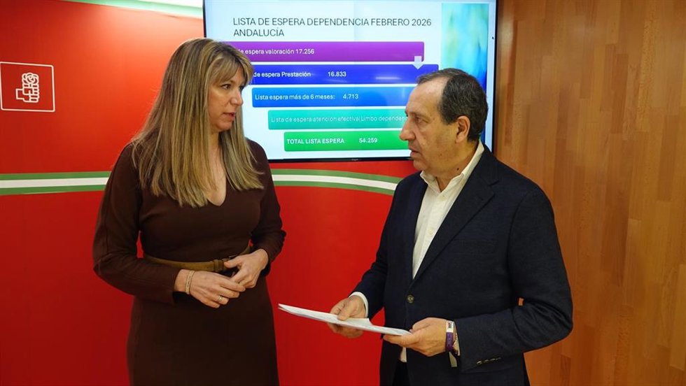 El portavoz socialista de Inclusión Social en el Parlamento de Andalucía, José Luis Ruiz Espejo, y la secretaria coordinadora del Área de Políticas del Estado del Bienestar y Derechos de la Ciudadanía del PSOE de Málaga, Estefanía Martín Palop.