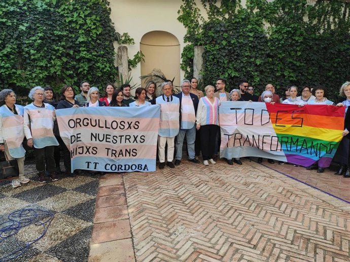 Foto de familia tras la lectura del manifiesto por el Día Internacional de la Visibilidad Trans.