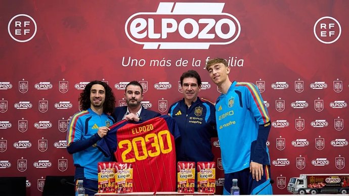 Marc Cucurella, Pablo Olivares (ElPozo), Aitor Karanka y Dean Huijsen en la presentación del acuerdo entre la RFEF y ElPozo, en Las Rozas (Madrid)
