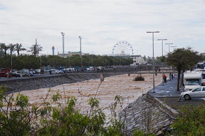 Barranco de Maspalomas durante el paso de la borrasca Therese, a 24 de marzo de 2026, en Gran Canaria, Canarias (España). Agaete mantiene activo su dispositivo de emergencia y pide a la población extremar la precaución, evitando barrancos, zonas inundable