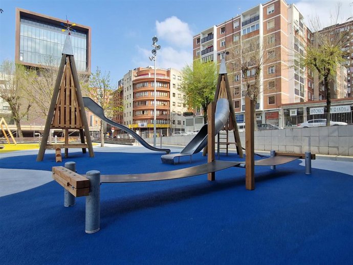 Parque infantil renovado de la plaza de Ibarrekolanda