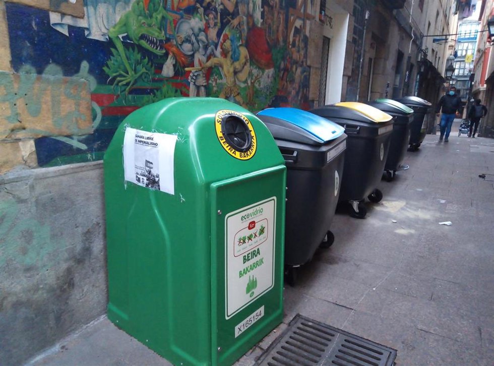 Archivo - Contenedor de vidrio en el Casco Viejo de Bilbao