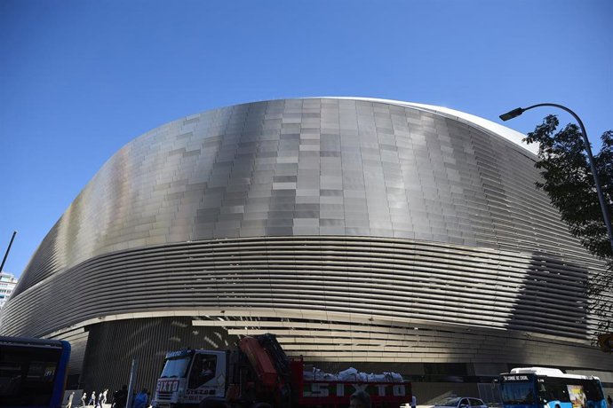 Archivo - Fachada del Estadio Santiago Bernabéu, a 7 de octubre de 2025, en Madrid (España).