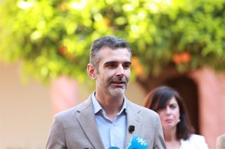 Ramón Fernández-Pacheco, junto a Matilde Esteo, durante su intervención en Palma del Río.