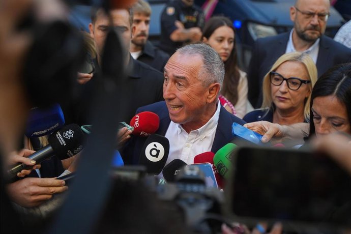 Archivo - El síndic de Compromís, Joan Baldoví, ofrece declaraciones a la prensa