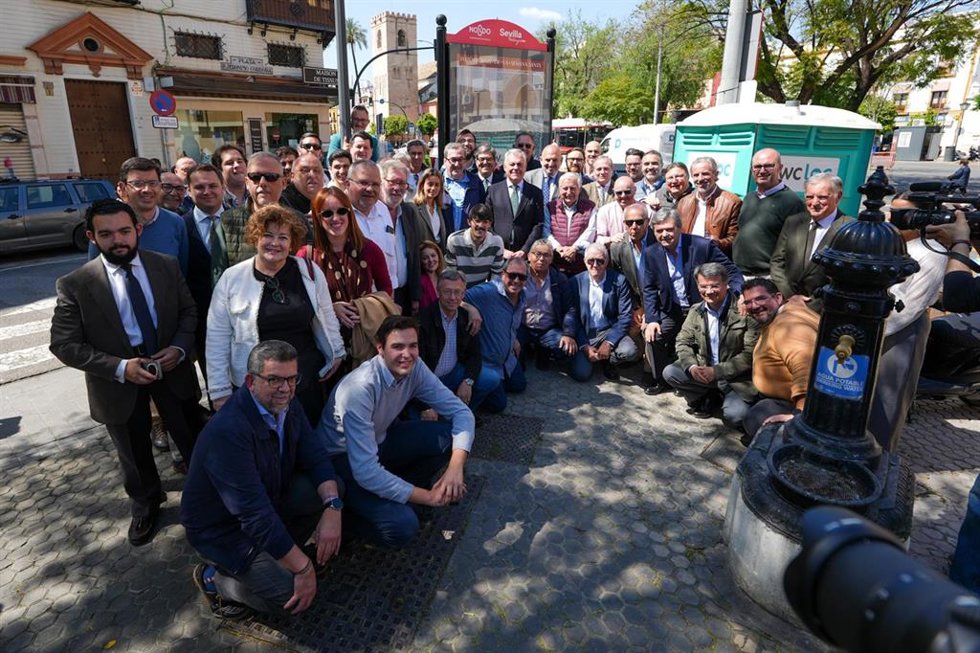Algunos de los fotógrafos de la Semana Santa de Sevilla que participan en la exposición urbana.