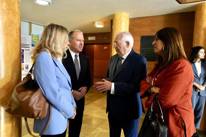 El presidente de Melilla, Juan José Imbroda, en el Teatro Kursaal con varios miembros de su Gobierno