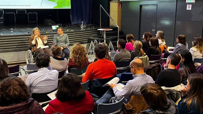 La diputada foral de Empleo, Cohesión Social e Igualdad, Teresa Laespada, en el encuentro con entidades para presentar el nuevo decreto de apoyo a proyectos que trabajan la soledad no deseada