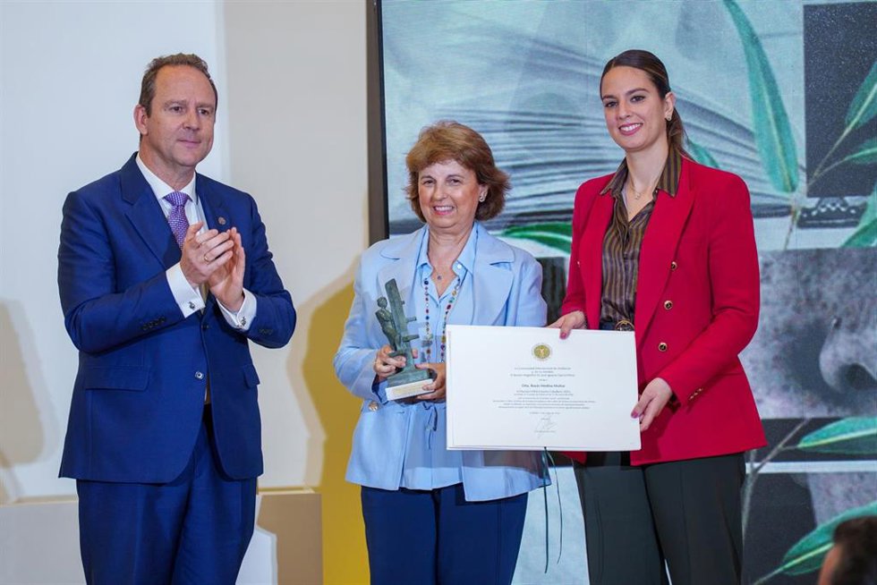 El rector de la Universidad Internacional de Andalucía (UNIA), José Ignacio García, entrega el Premio UNIA Concha Caballero 2025 a la presidenta ejecutiva del Grupo Medina, Rocío Medina Muñoz (c).