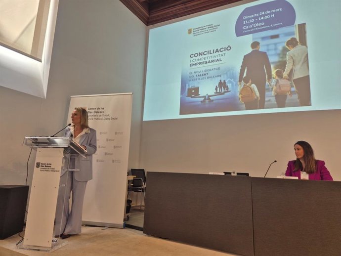 La consellera de Trabajo, Función Pública y Diálogo Social, Catalina Cabrer, inaugura la jornada 'Conciliación y Competitividad Empresarial'.