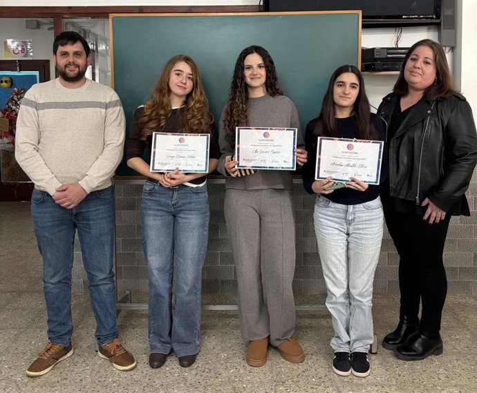 Alumnas de la ESO de Eivissa reciben el premio de la fundacion Bit por ser las finalistas en Baleares del concurso 'Propuestas innovadoras a los retos para el desarrollo sostenible'.