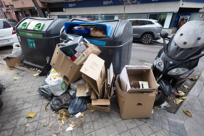 Archivo - Cubos de basura durante la intensificación del servicio de basuras de Madrid, a 2 de enero de 2026, en Madrid (España). FOTO DE ARCHIVO.