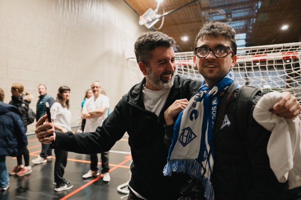 Profesional voluntario del centro de producción de Mahou San Miguel en Lleida con un beneficiario de Down Lleida.