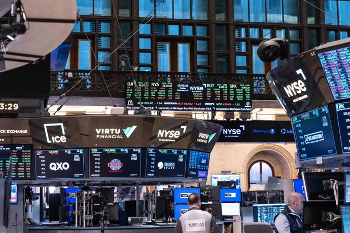 Archivo - 20 February 2026, US, New York: A general view at the trade floor of the New York Stock Exchange (NYSE) in New York. Stocks opened up mixed at opening amid a weak gross domestic product for the fourth quarter of 2025 and Supreme Court decision s