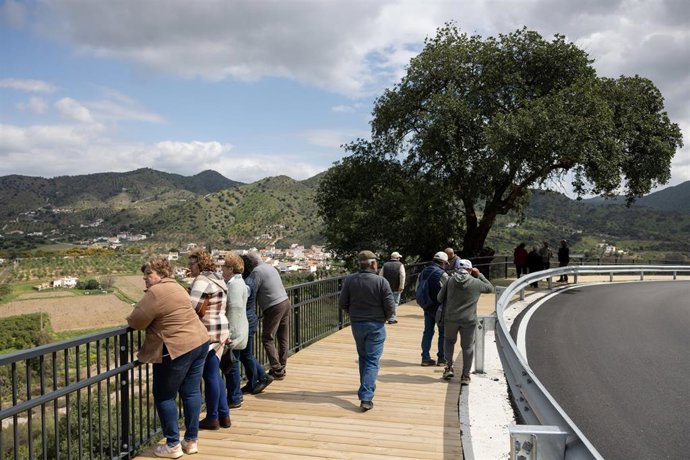 Una actuación del Corredor Verde del Guadalhorce conecta peatonalmente núcleo urbano de Álora con el río