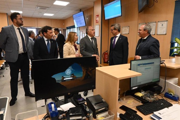 El consejero de Industria, Energía y Minas, Jorge Paradela, en una visita técnica a la estación ITV de Algeciras (Cádiz), junto al alcalde de Algeciras, José Ignacio Landaluce.