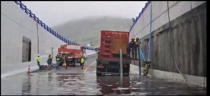 Efectivos de la UME achicando agua con autobombas en Gran Canaria
