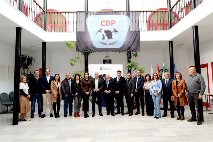 El presidente de la Diputación de Almería, José Antonio García Alcaina, junto a representantes institucionales y municipales durante la presentación del proceso de redacción de los planes de emergencia locales en Dalías.