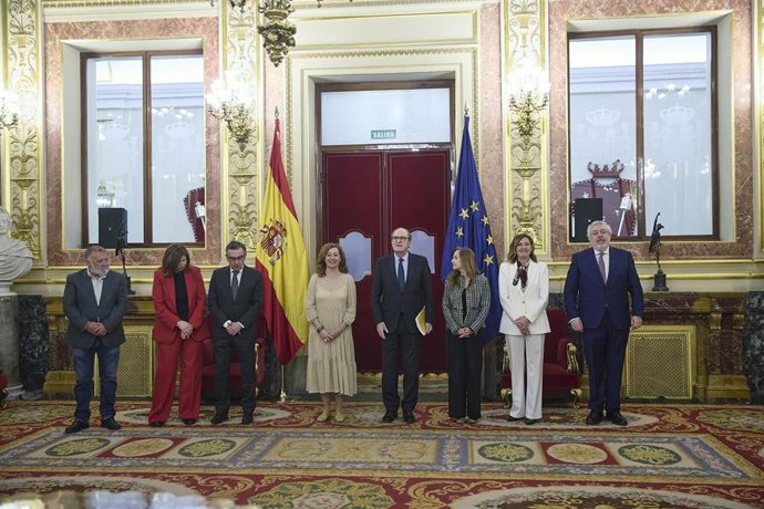 El defensor del pueblo, Ángel Gabilondo (4d), entrega el Informe anual 2025 de la institución a la presidenta del Congreso Francina Armengol 