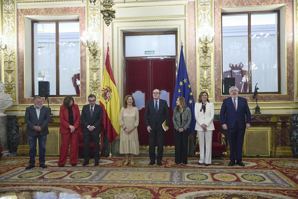 El defensor del pueblo, Ángel Gabilondo (4d), entrega el Informe anual 2025 de la institución a la presidenta del Congreso Francina Armengol 