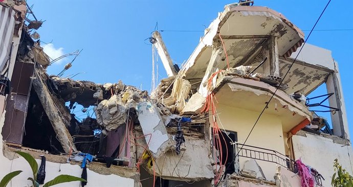 LÍBANO, SAIDA - 16 DE MARÇO DE 2026: Um prédio residencial parcialmente destruído por um ataque aéreo israelense