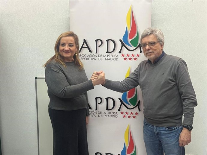 Carmen Colino, presidenta de la APDM, junto a José Damián González, al que sustituye en el cargo.