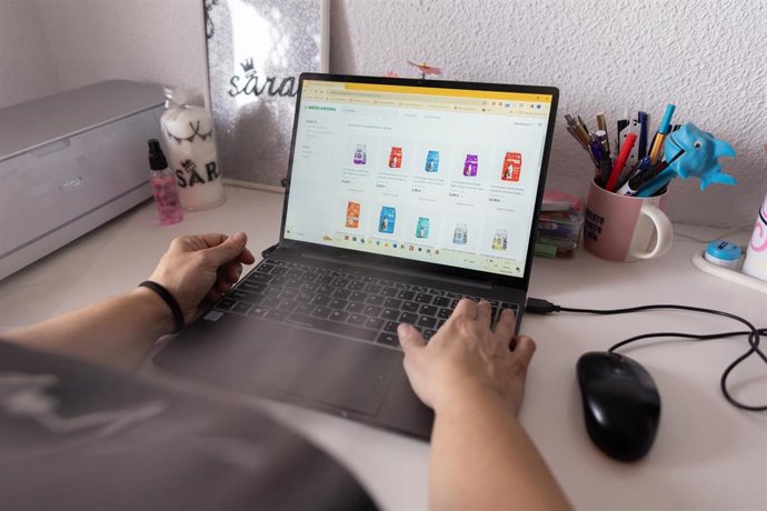 Archivo - Una persona usa un ordenador para comprar 'online'.