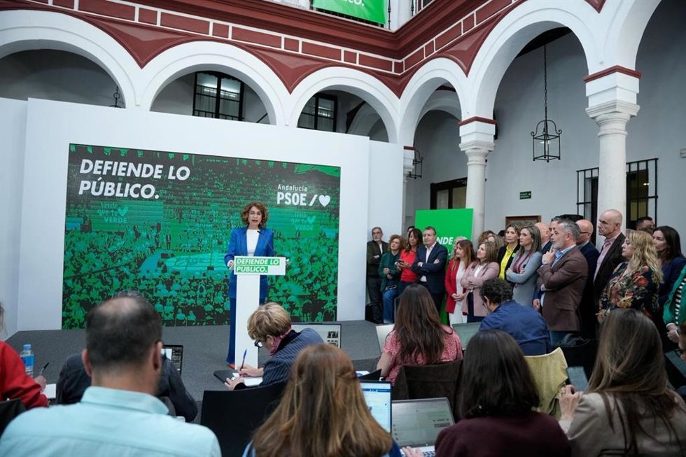 La secretaria general del PSOE-A, María Jesús Montero, comparece en rueda de prensa en la sede del PSOE-A en Sevilla.
