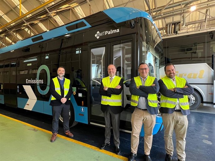 Una delegación de la EMT ha inspeccionado este martes en Santiago de Compostela los primeros autobuses eléctricos de 12 metros de la nueva flota de Palma.