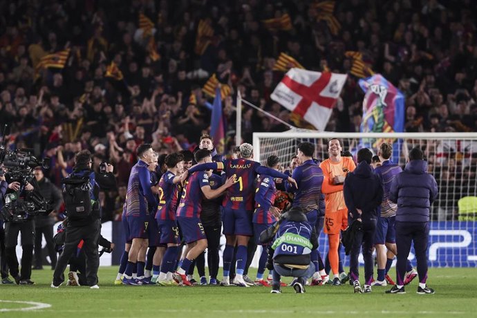 Jugadores del FC Barcelona celebran la victoria ante el Newcastle United en la vuelta de octavos de final de la Champions League 2025/26 en el Spotify Camp Nou, Barcelona
